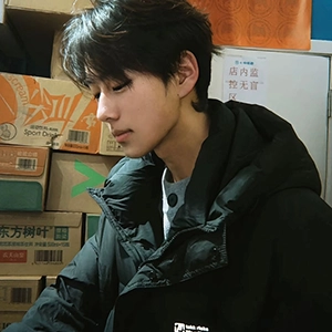 黃**